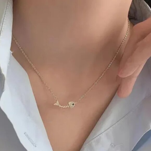 Women's Rhinestone Fish Pendant Necklace - Picture 2 of 2